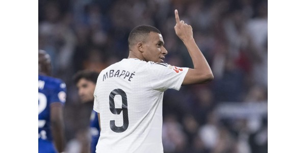 Kylian Mbappé del Real Madrid marca un gol