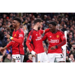 Bruno Fernandes, del Manchester United, abandonó el campo al descanso.