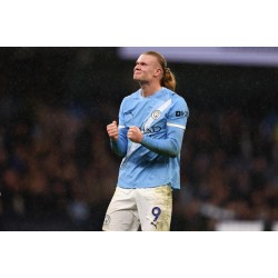 El triplete de Erling Haaland le da la victoria al Manchester City.