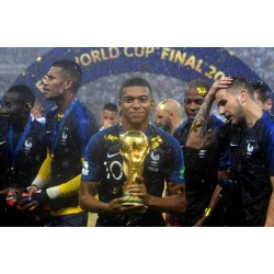 Kylian Mbappé anota dos goles y guía al equipo hacia la victoria