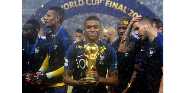 Kylian Mbappé anota dos goles y guía al equipo hacia la victoria
