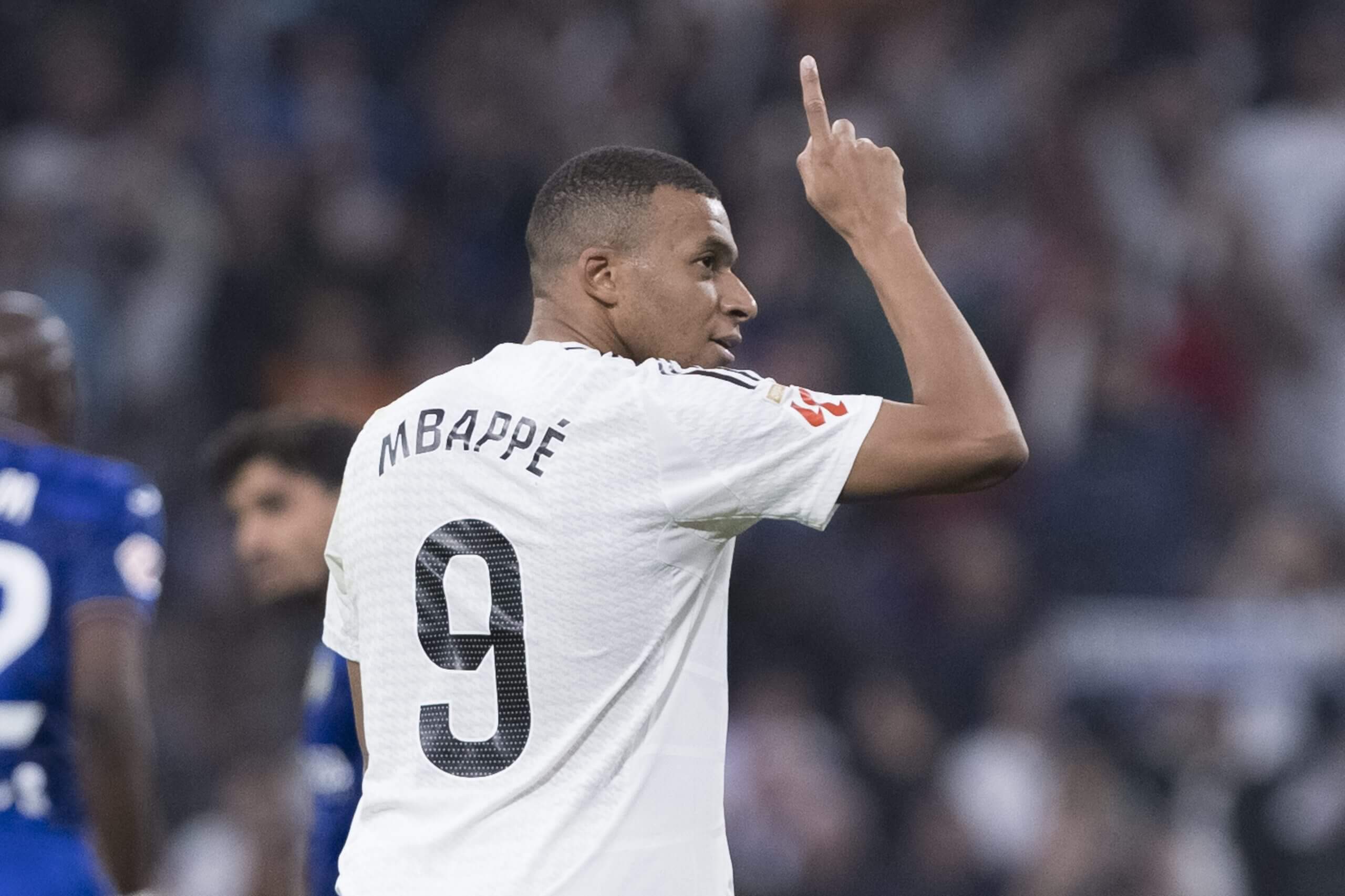 Kylian Mbappé del Real Madrid marca un gol