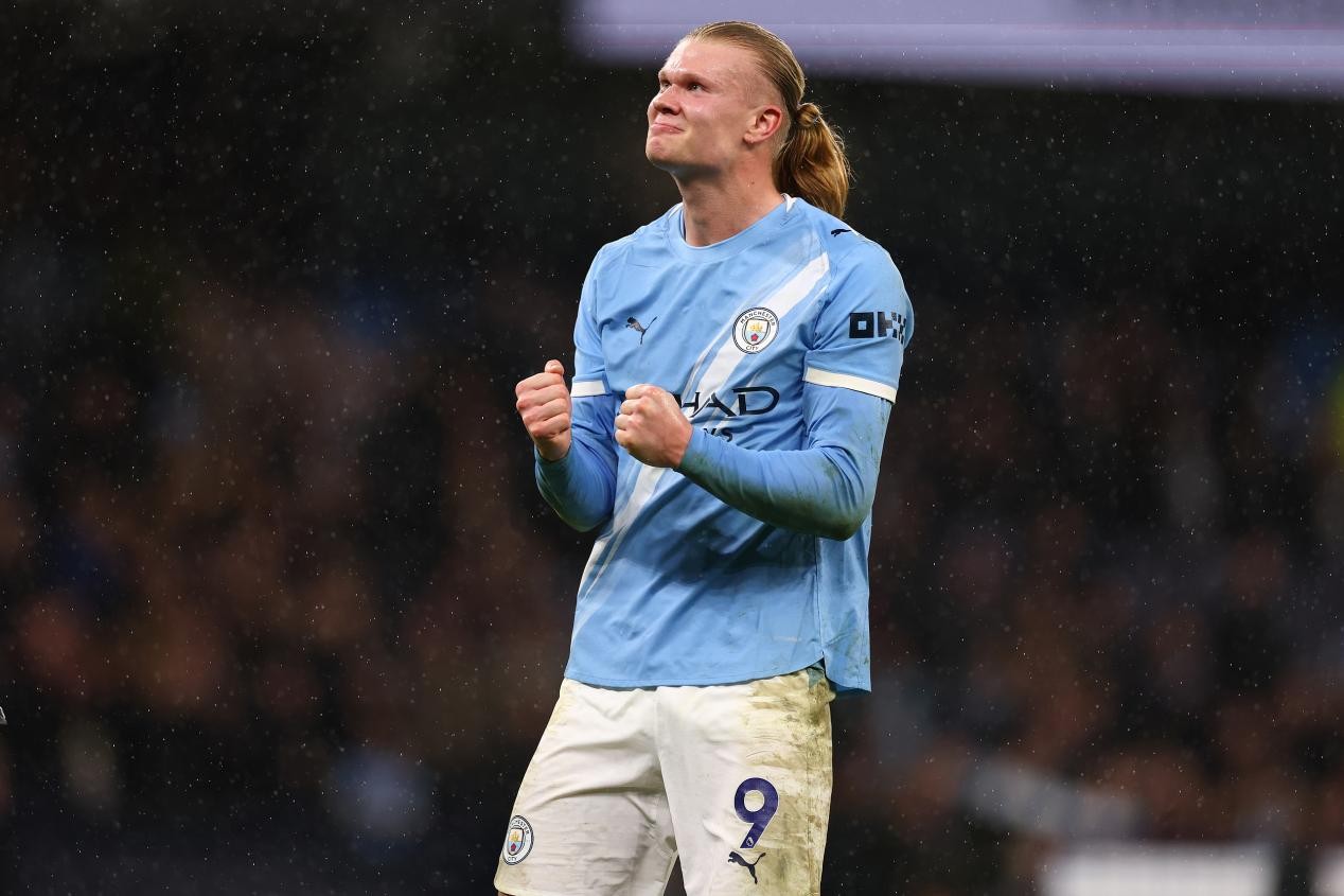 El triplete de Erling Haaland le da la victoria al Manchester City.