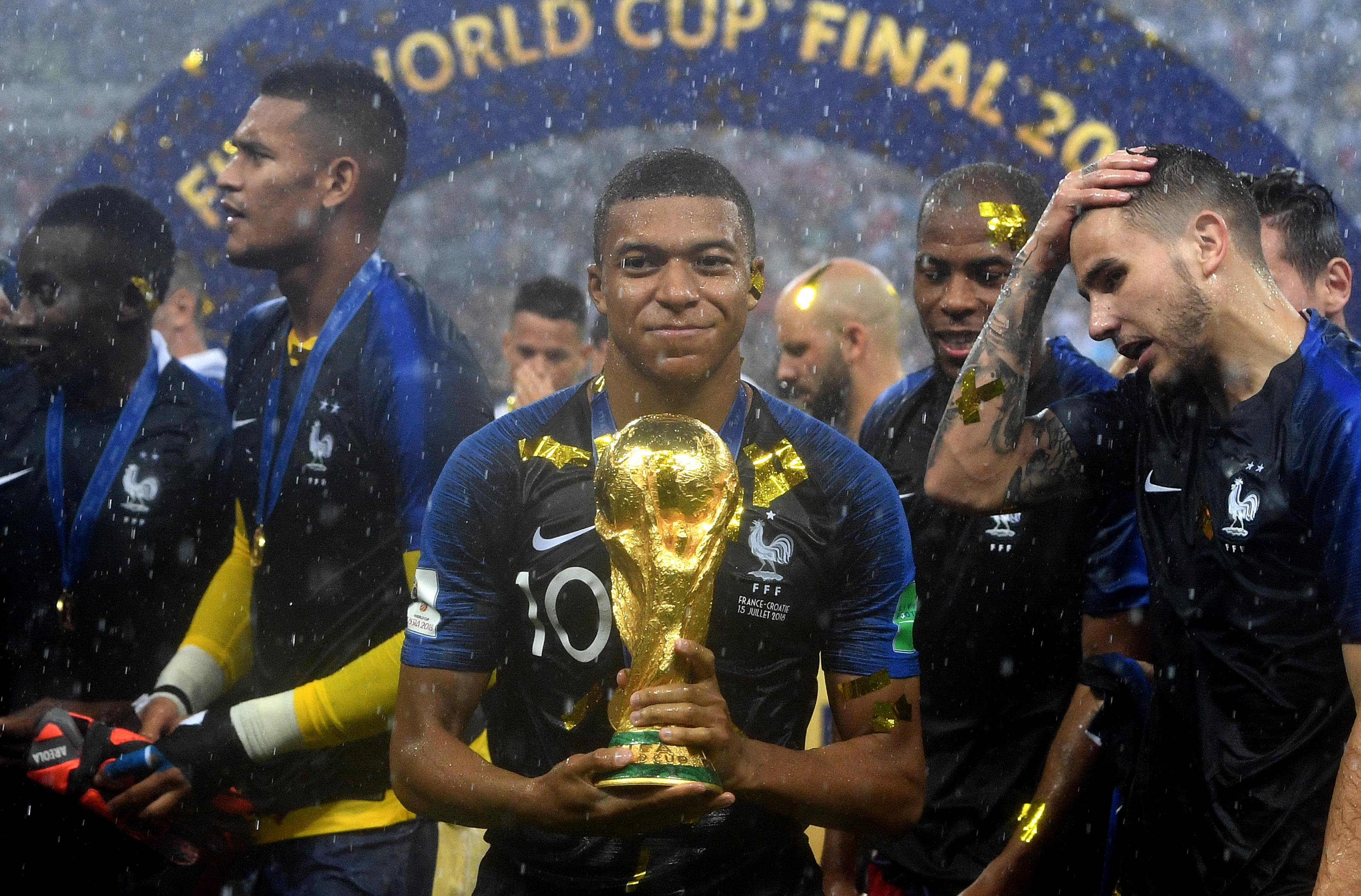 Kylian Mbappé anota dos goles y guía al equipo hacia la victoria